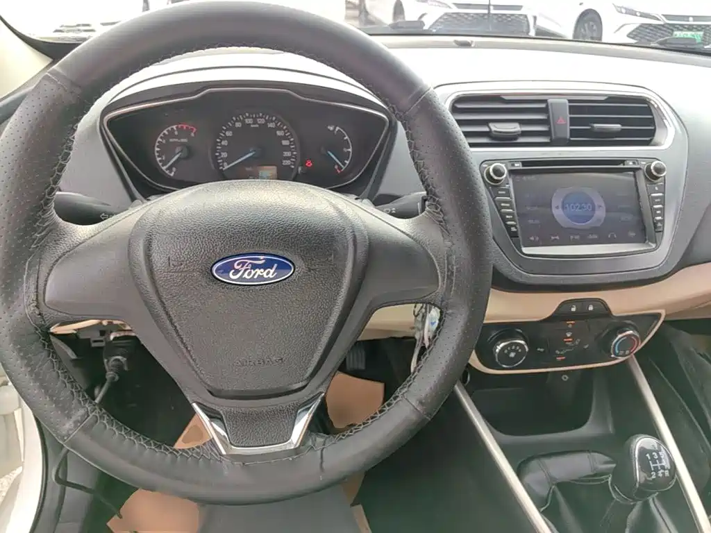 Ford Escort 2016 — фото 10