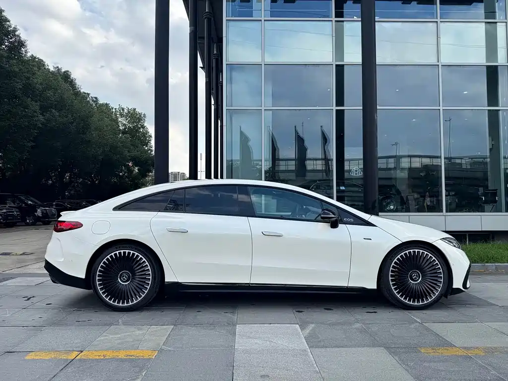 Mercedes-Benz EQS AMG 2026 — фото 5
