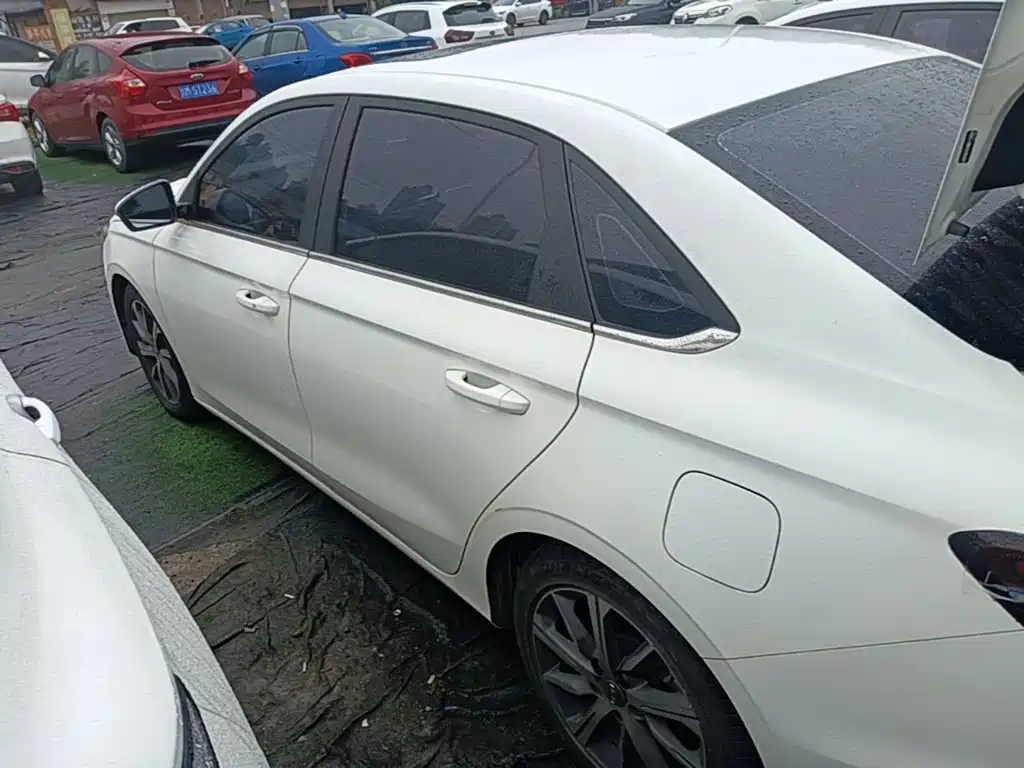 Geely Emgrand 2022
