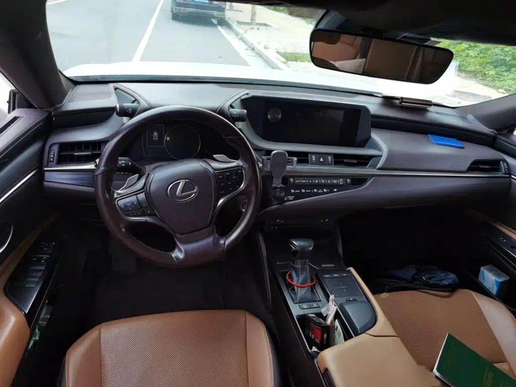 Lexus ES 2019 — фото 13
