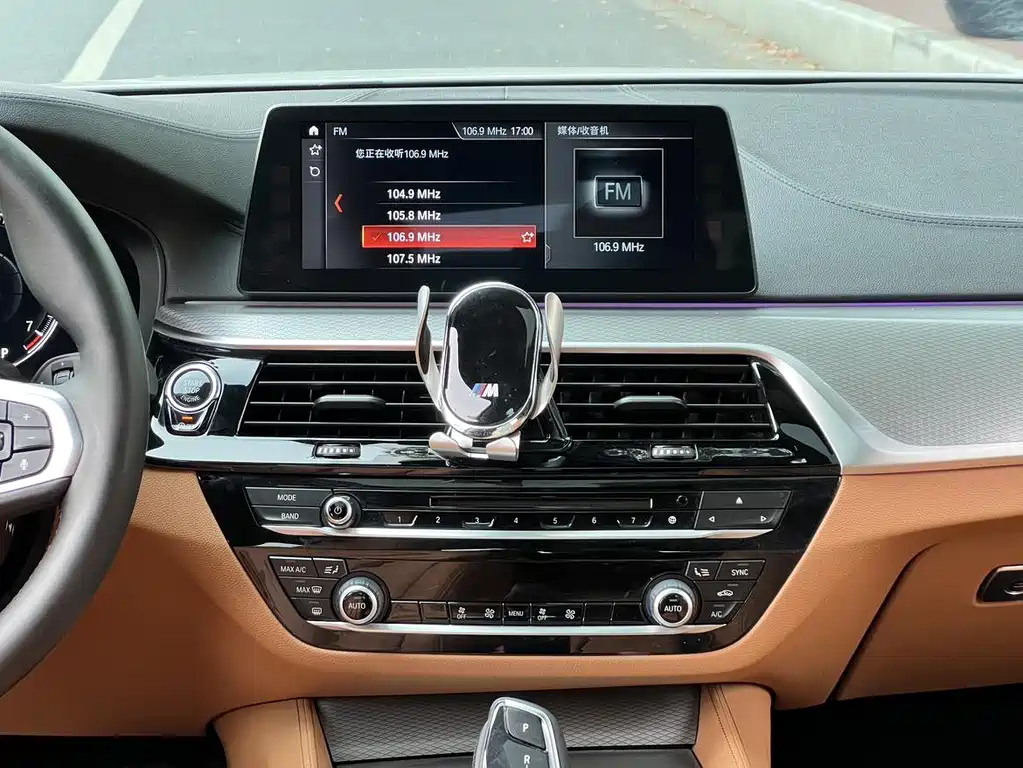 BMW 5 Series 2018 — фото 13