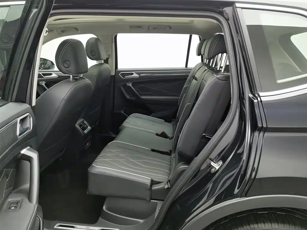 Volkswagen Tiguan L 2023 — фото 15