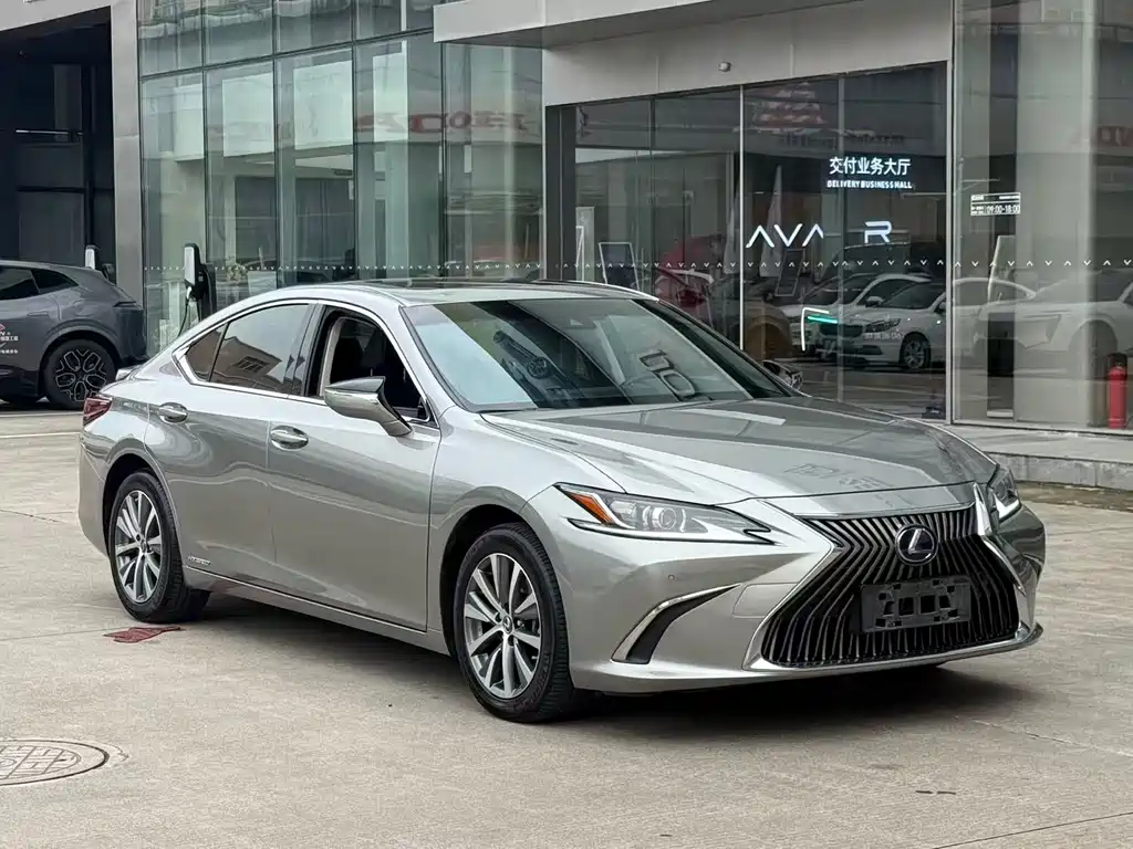 Lexus ES 2019 — фото 1