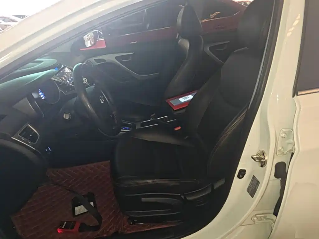 Hyundai Elantra 2018 — фото 15