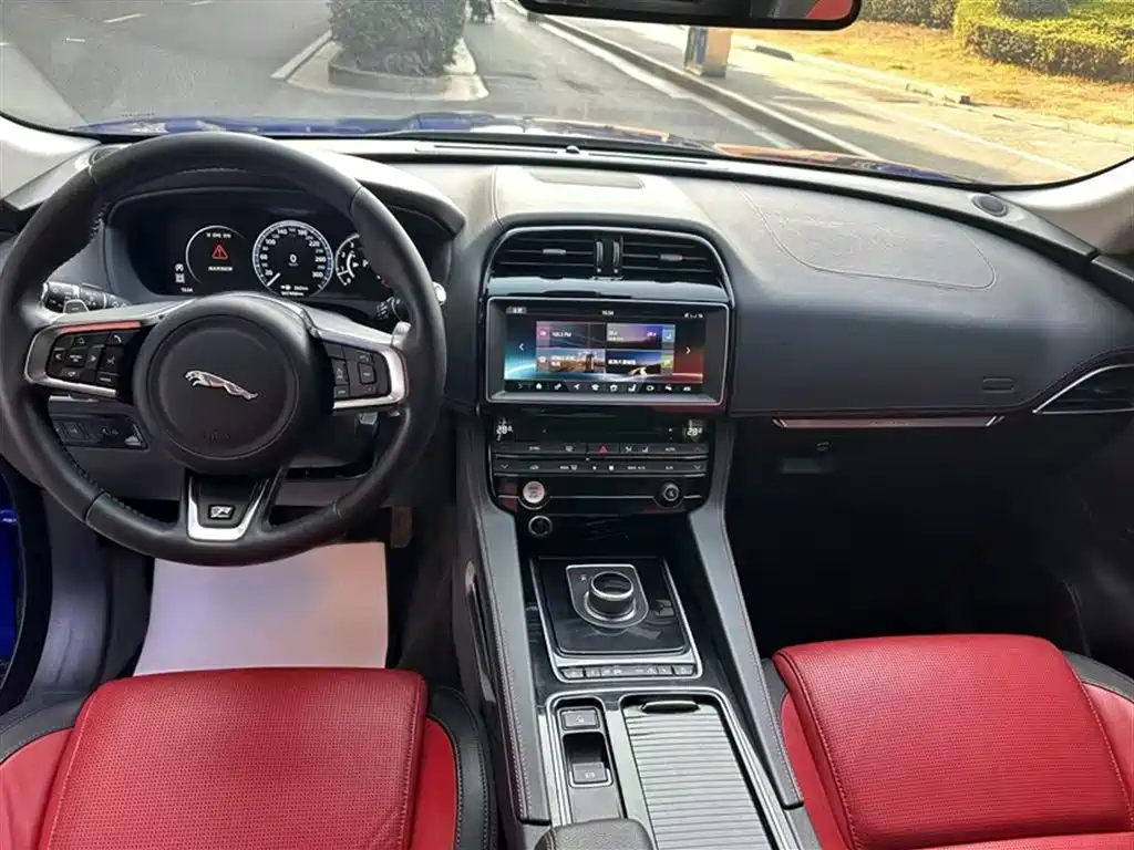Jaguar F-PACE 2017 — фото 11
