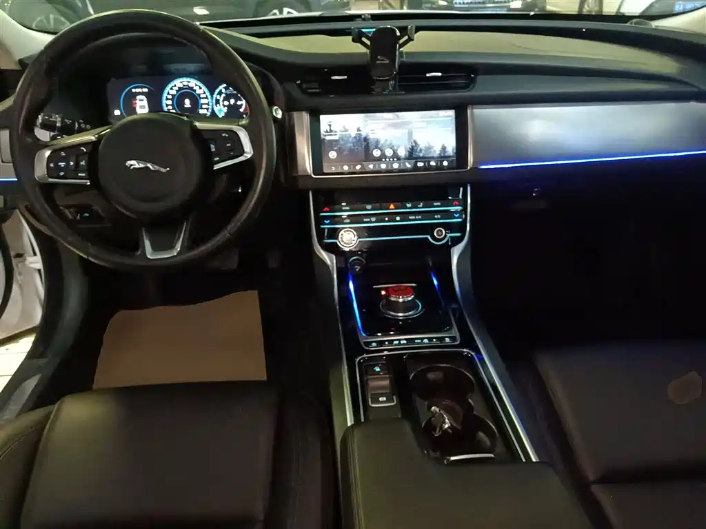 Jaguar XFL 2020 — фото 10