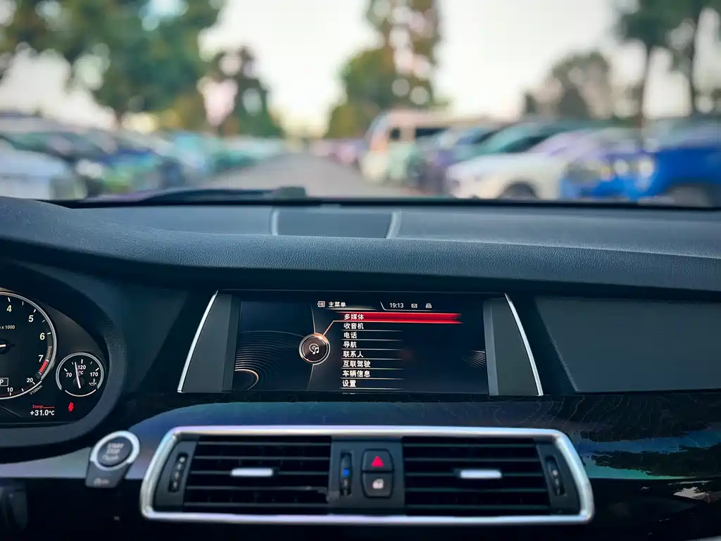 BMW 5 Series GT 2015 — фото 16