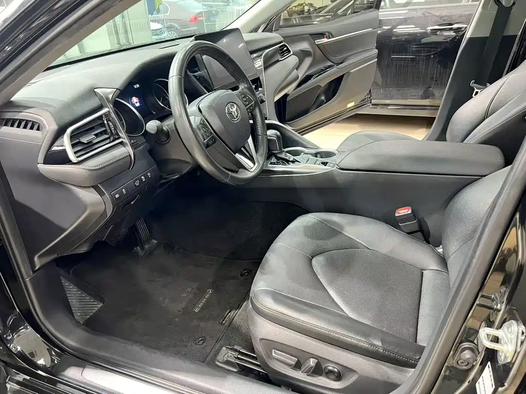Toyota Camry 2023 — фото 6