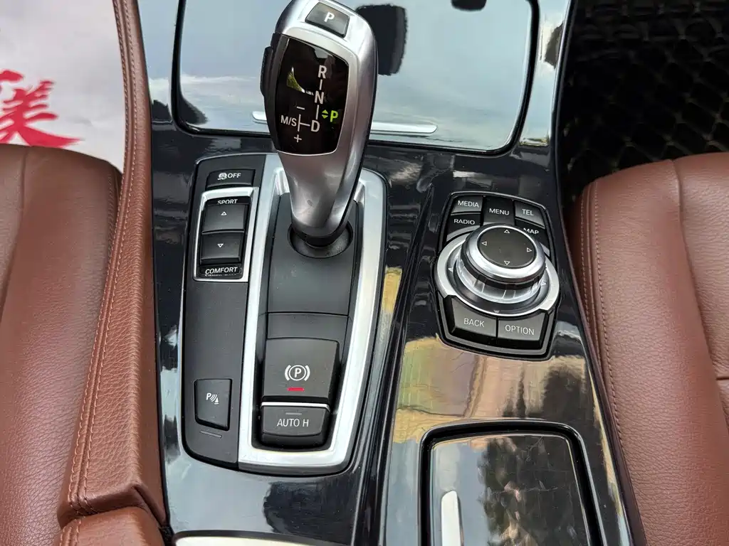 BMW 5 Series 2017 — фото 14