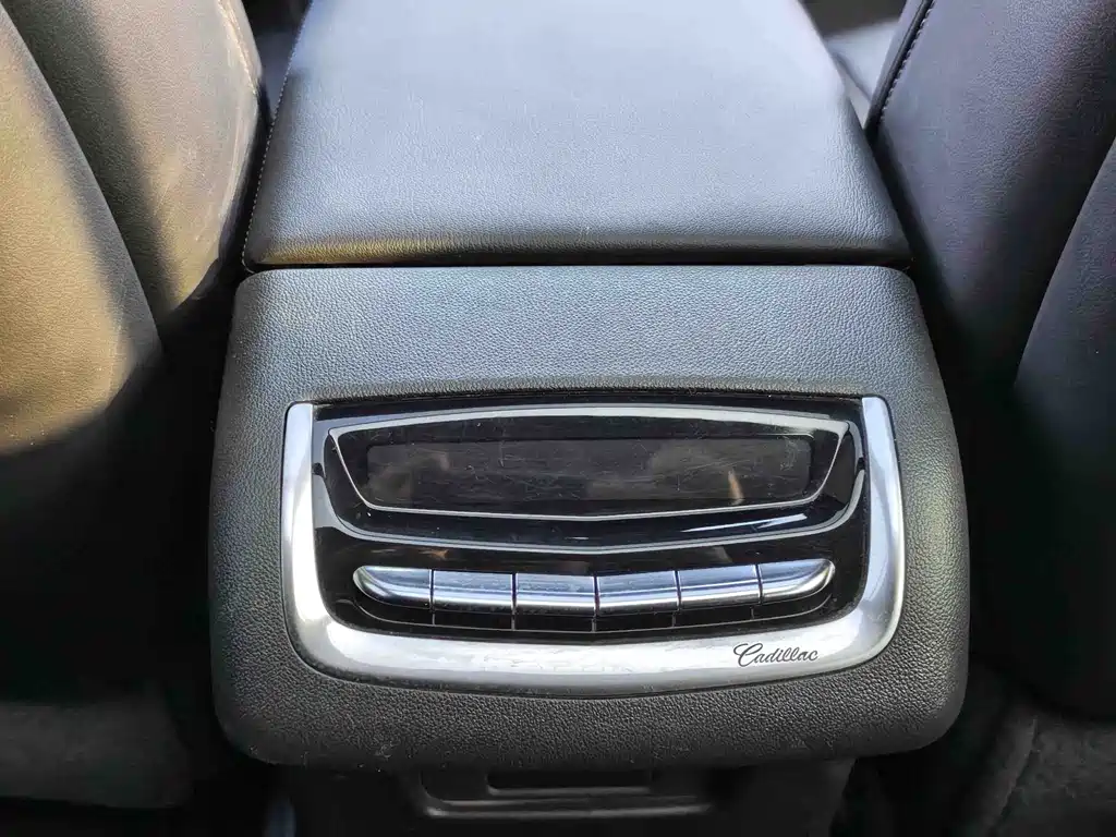 Cadillac XT6 2021 — фото 11