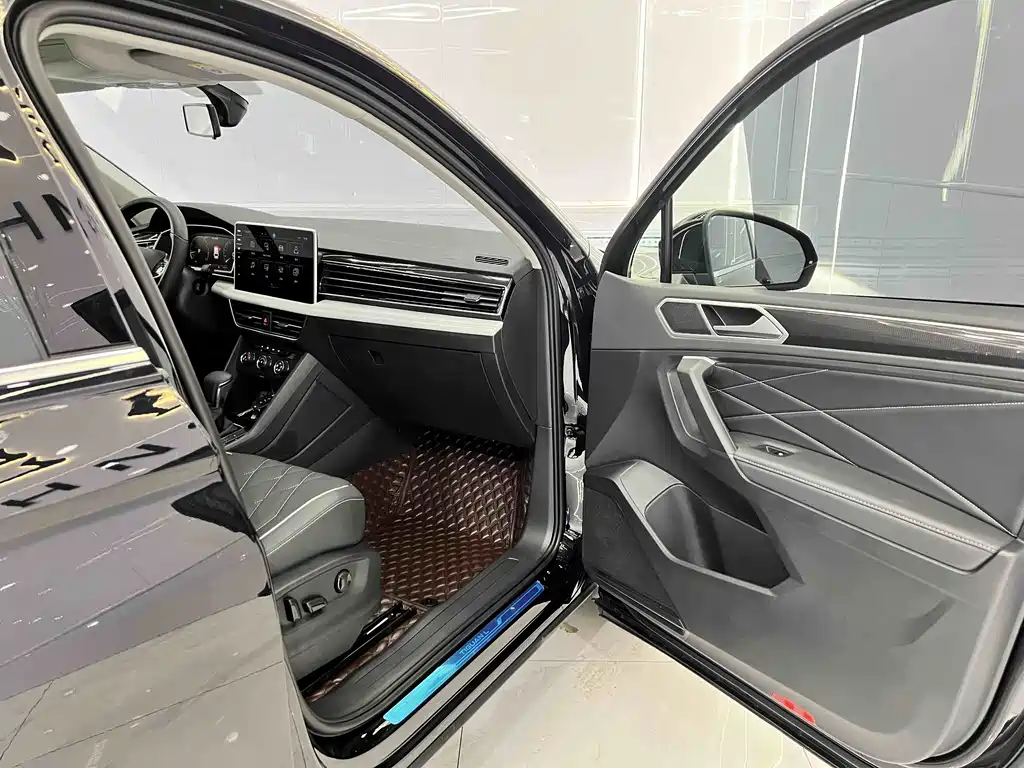 Volkswagen Tiguan L 2023 — фото 18