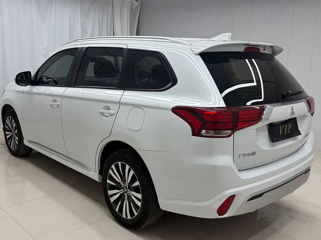 Mitsubishi Outlander 2022 — фото 4