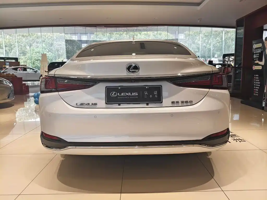 Lexus ES 2024