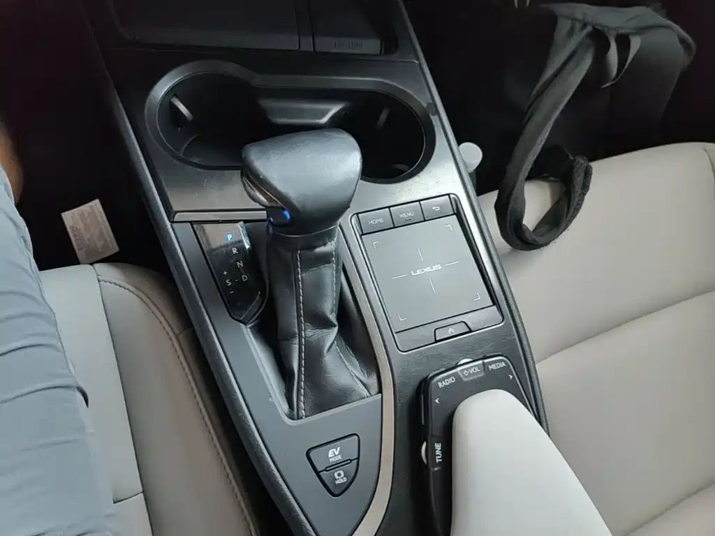 Lexus UX 2020 — фото 14