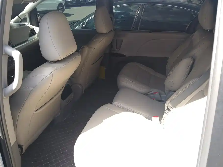 Toyota Sienna 2016 — фото 11