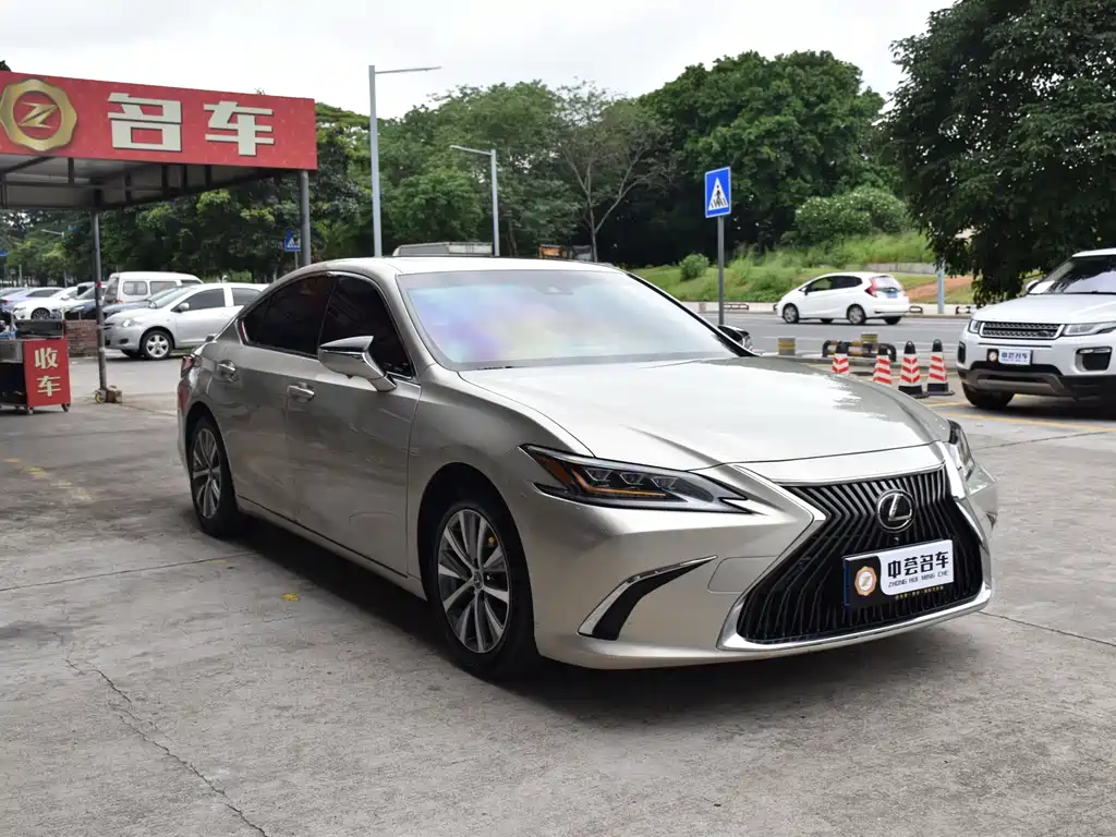Lexus ES 2019