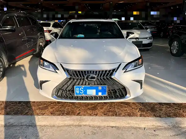 Lexus ES 2022