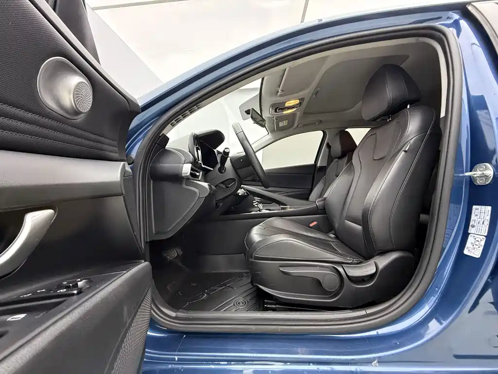 Hyundai Elantra 2023 — фото 18