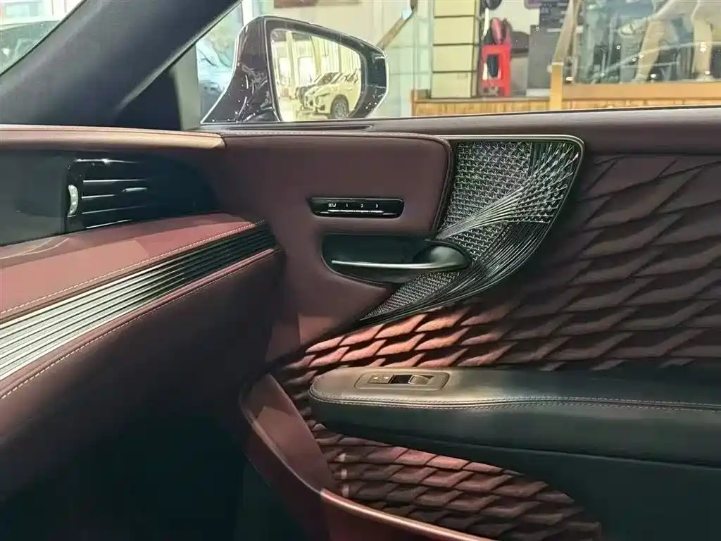 Lexus LS 2021