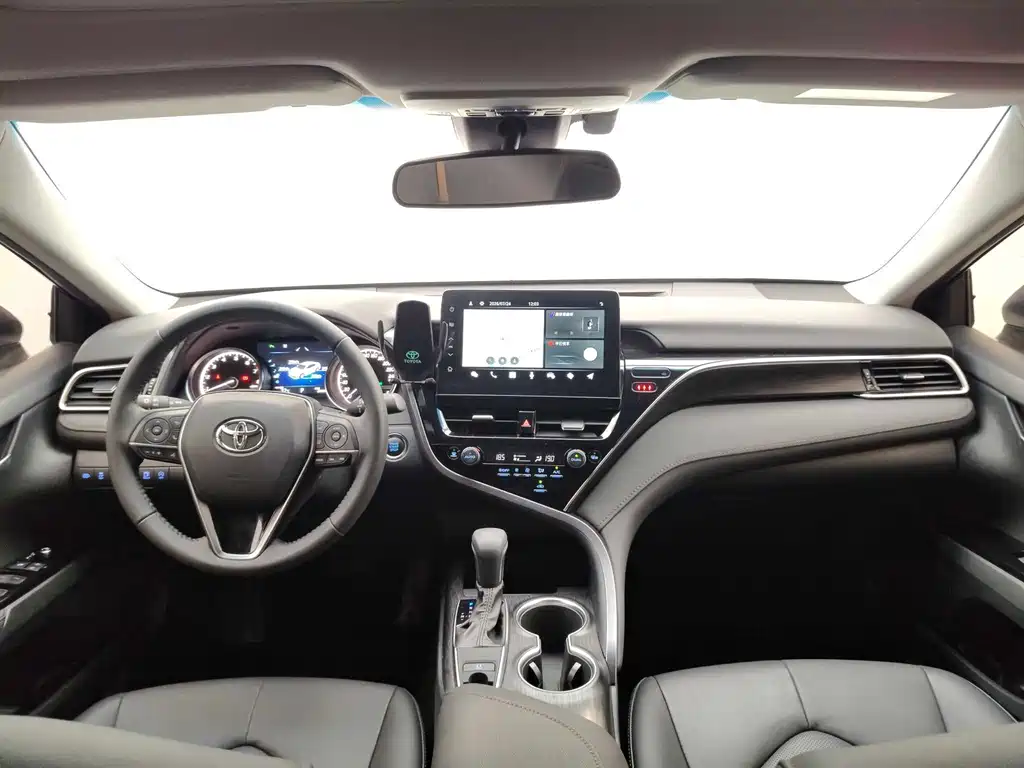 Toyota Camry 2022 — фото 13