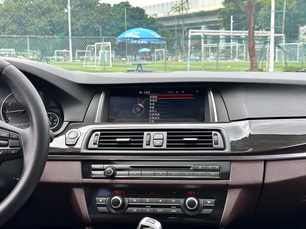 BMW 5 Series 2016 — фото 17