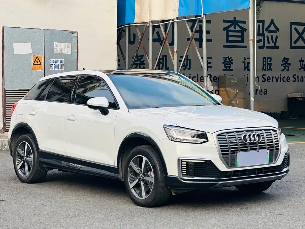 Audi Q2L e-tron 2020 — фото 3