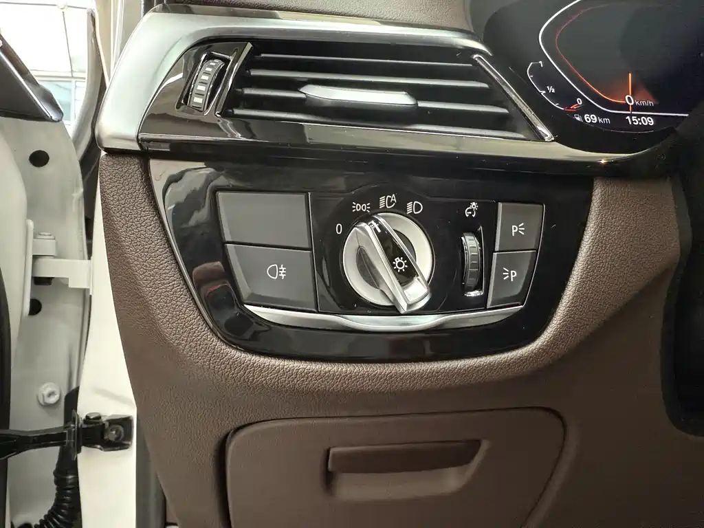 BMW 5 Series 2023 — фото 19