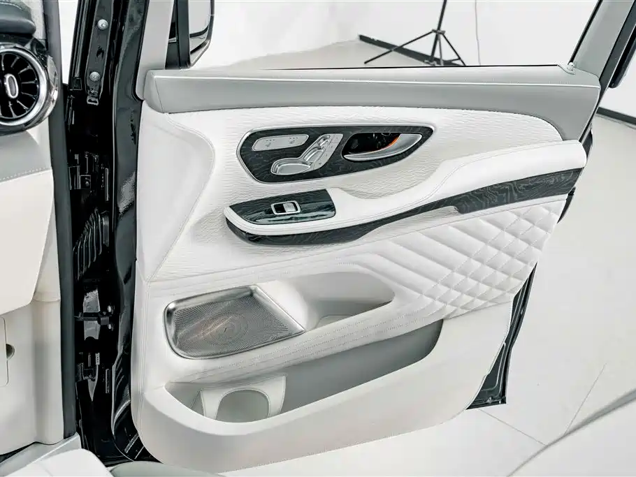 Mercedes-Benz V-Class 2024 — фото 16