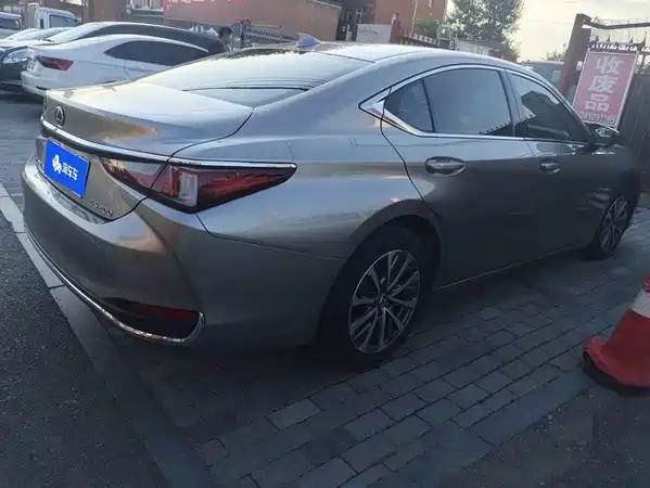 Lexus ES 2024