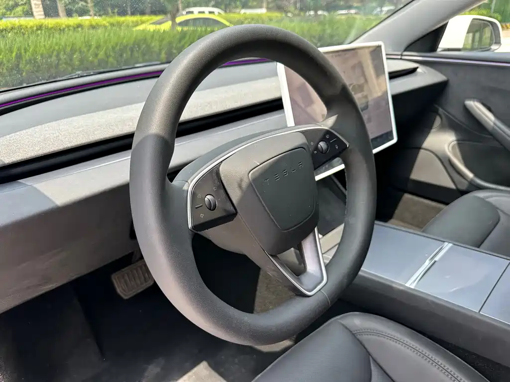 Tesla Model 3 2025 — фото 10