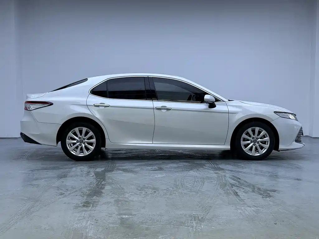 Toyota Camry 2019 — фото 8