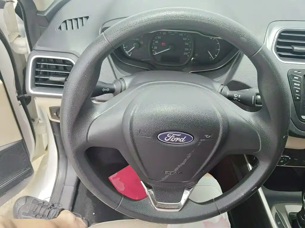 Ford Escort 2015 — фото 11