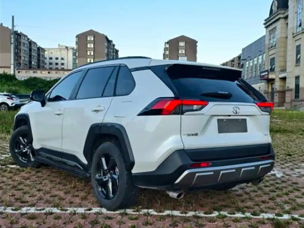 Toyota RAV4 2022 — фото 4