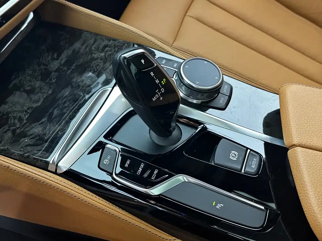 BMW 5 Series 2018 — фото 12