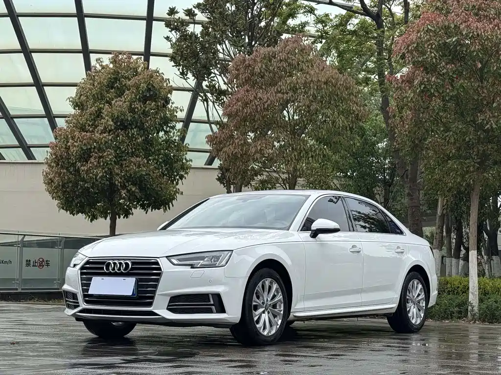 Audi A4L 2019 — фото 1