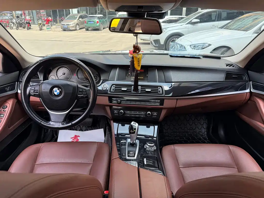 BMW 5 Series 2017 — фото 10