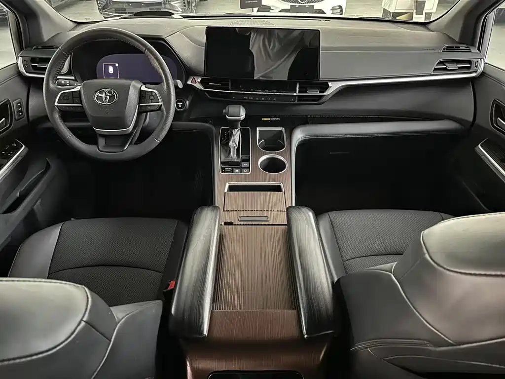Toyota Granvia 2024