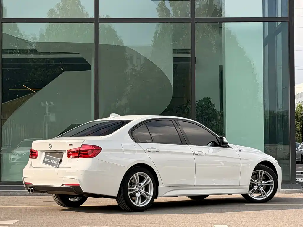 BMW 3 Series 2018 — фото 26