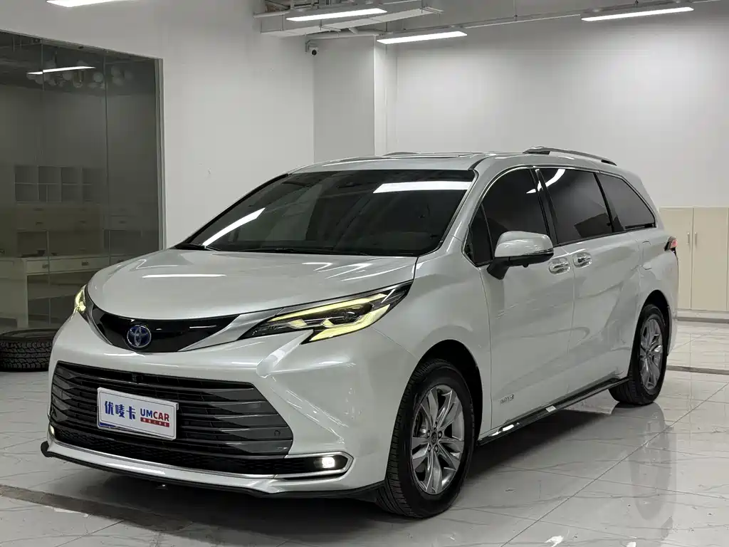 Toyota Sienna 2022 — фото 1