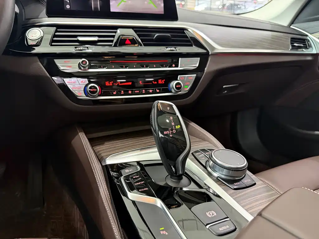BMW 5 Series 2018 — фото 14
