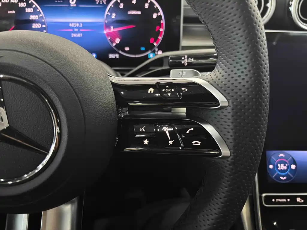 Mercedes-Benz C-Class 2024 — фото 19