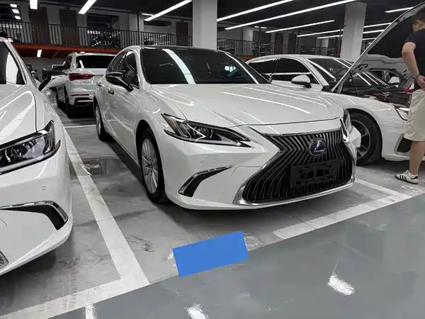Lexus ES 2020