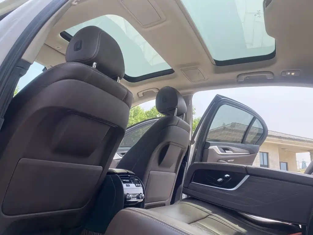 BMW 5 Series 2018 — фото 10