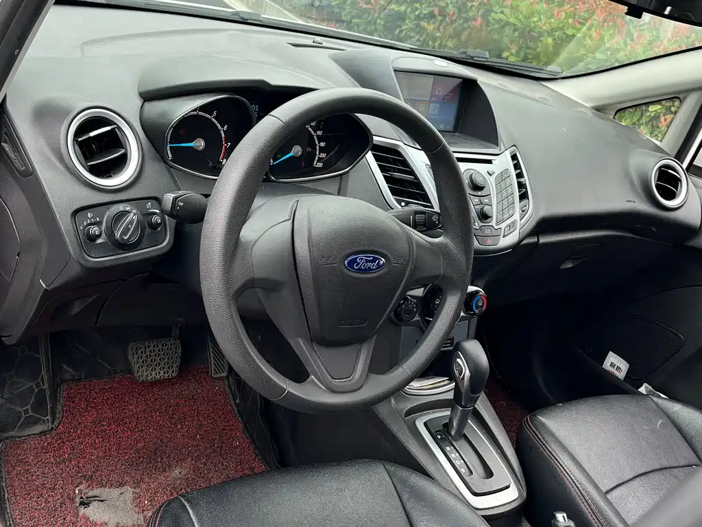 Ford Fiesta 2015 — фото 11