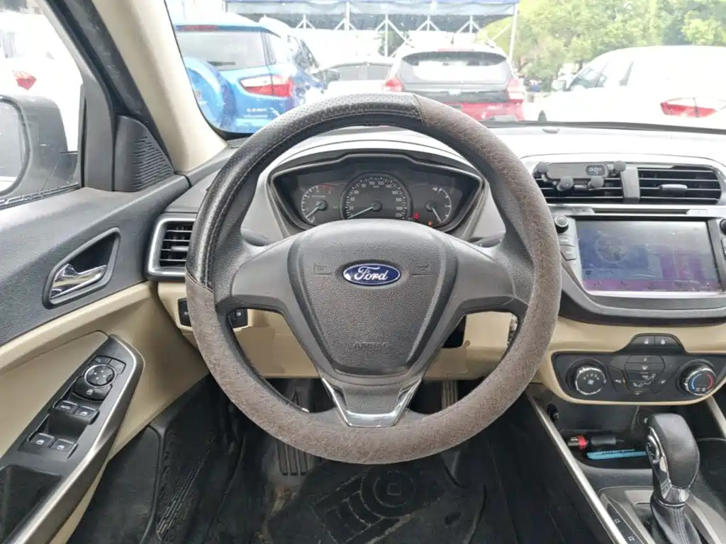 Ford Escort 2016 — фото 11