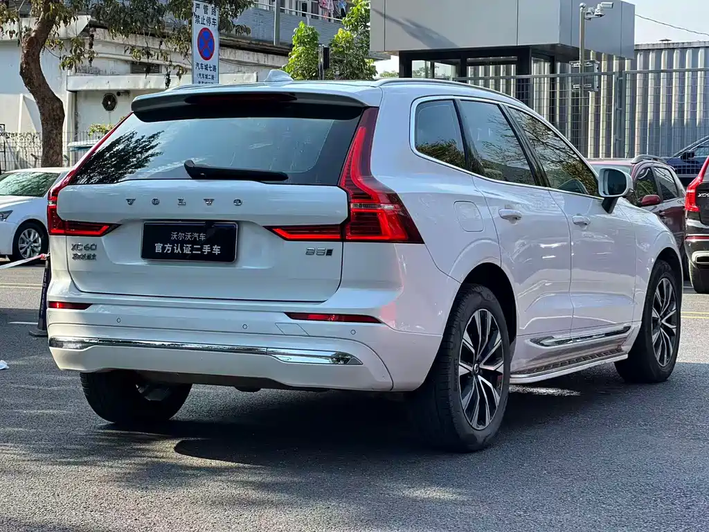 Volvo XC60 2022 — фото 11