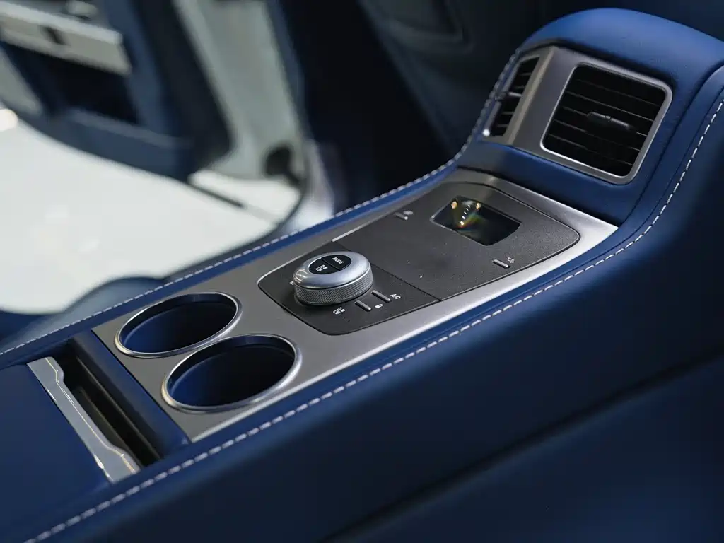 Aston Martin Rapide 2019 — фото 19
