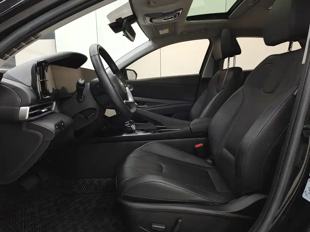 Hyundai Elantra 2023 — фото 15