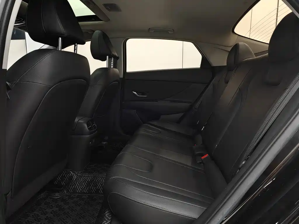 Hyundai Elantra 2023 — фото 14