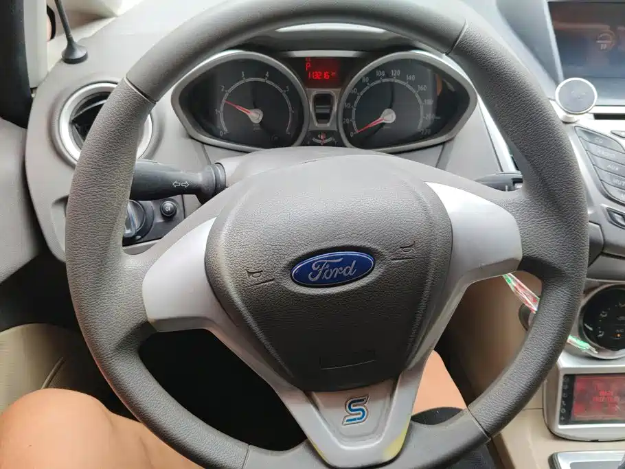 Ford Fiesta 2013 — фото 15